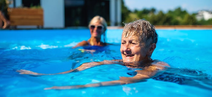 Bademode Senioren im Pool