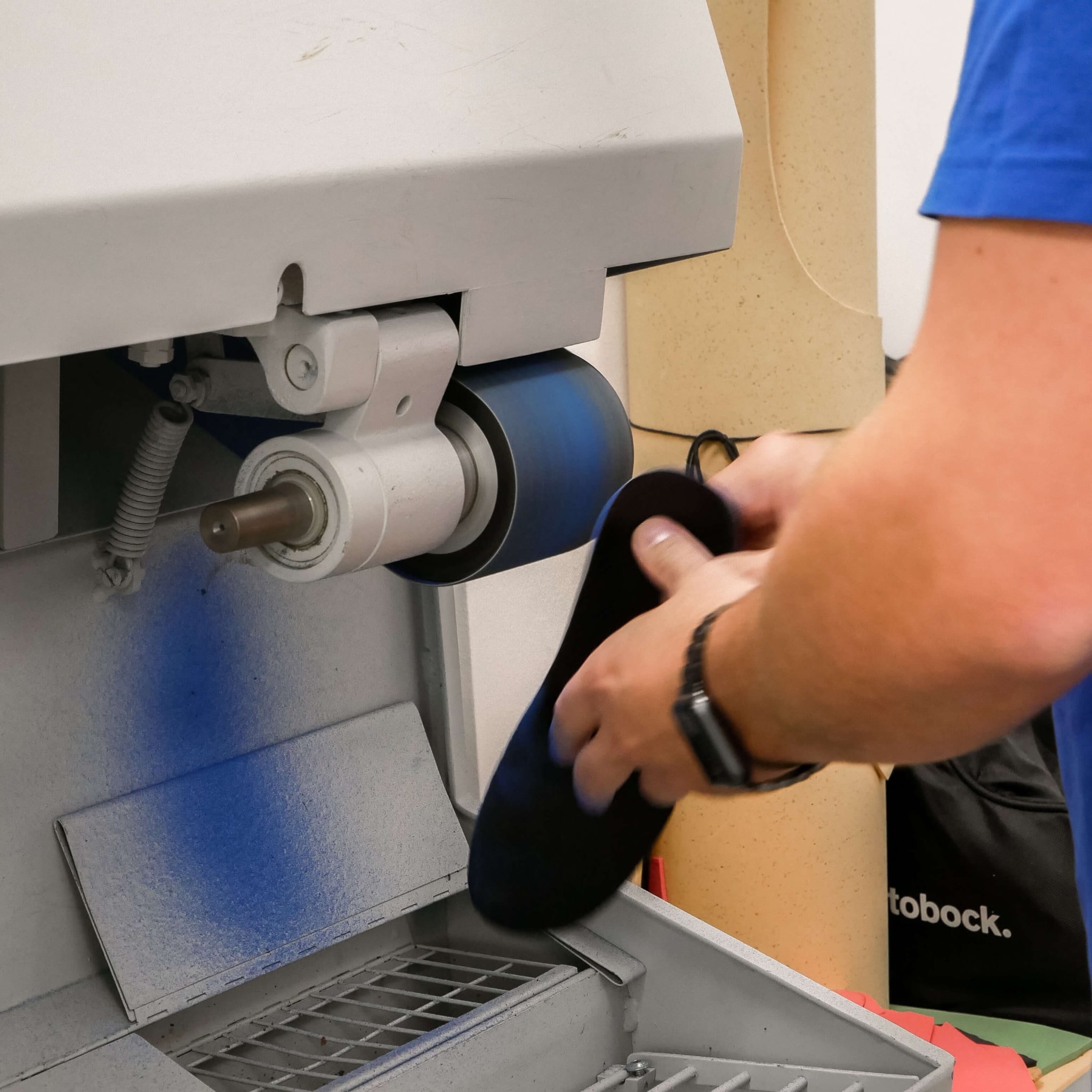 P1050909 Mitarbeiterin färbt Einlage blau ein