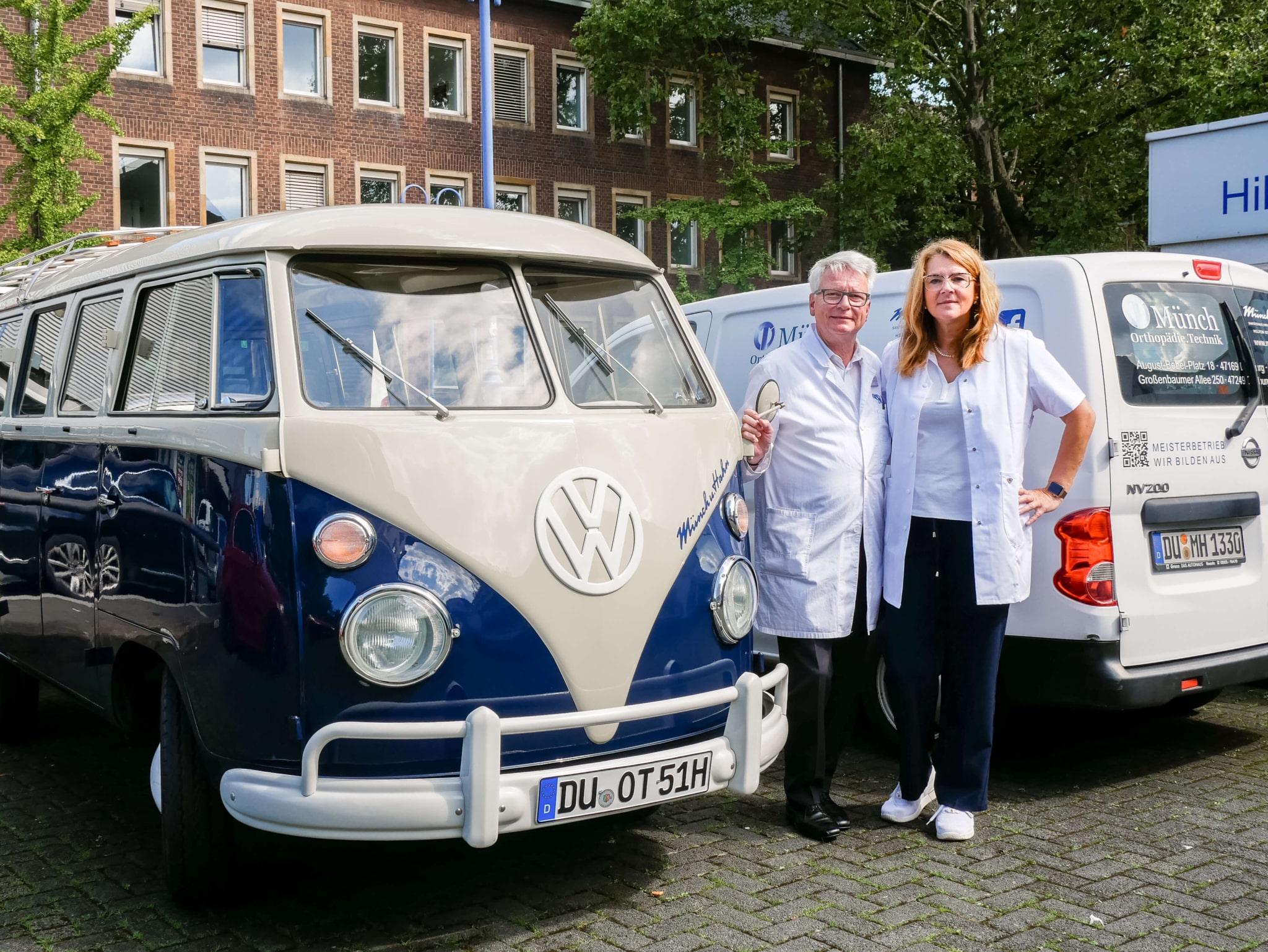 Unser Team mit den Firmenfahrzeugen